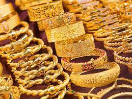 Gold price declines by Rs700