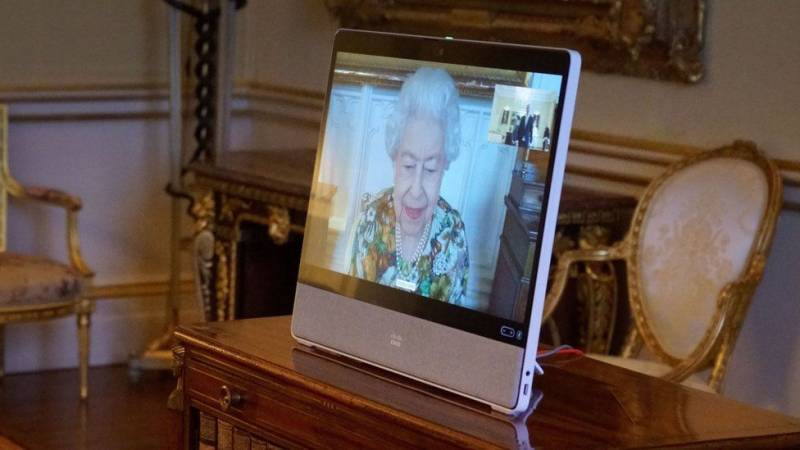 Queen Elizabeth back at work after Covid scare