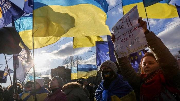 Disbelieving but fretful, Kyiv hears nearing drumbeats of war