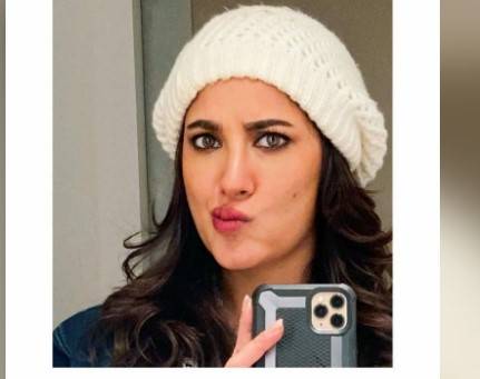 “Larki haseen” Mehwish Hayat looks in good mood