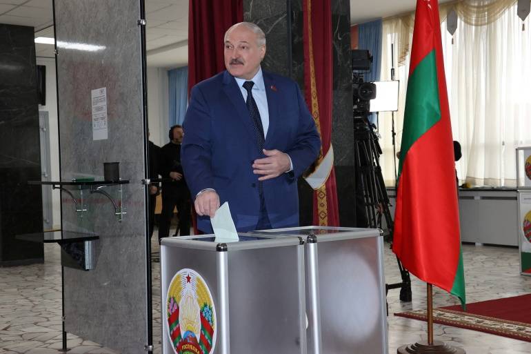 Belarus votes to give up non-nuclear status