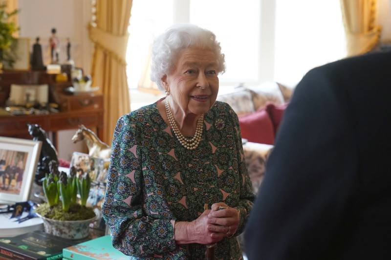 Queen Elizabeth II returns to duties after Covid scare