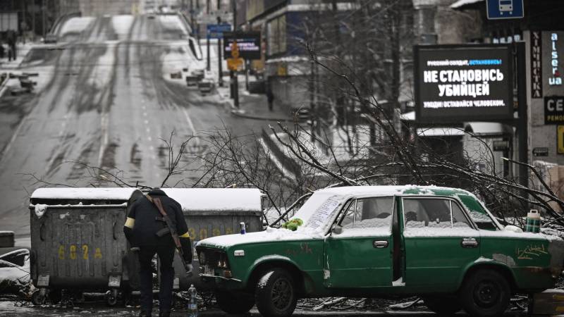 Russia strikes Ukrainian cities as troops mass near capital