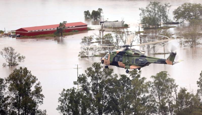 Hundreds of thousands at risk as Australian floods spread to Sydney