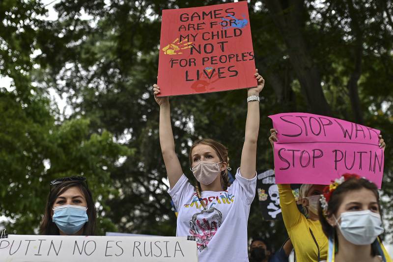 Protesters urge closure of Panama Canal to Russian ships