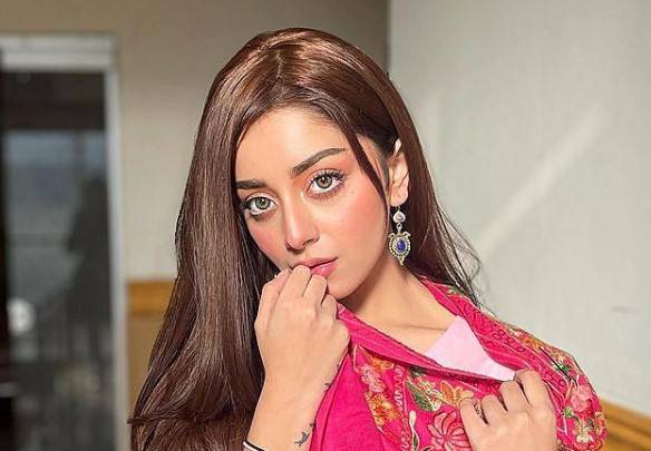 ‘Queen’ Alizeh Shah flaunts innocence in desi attire