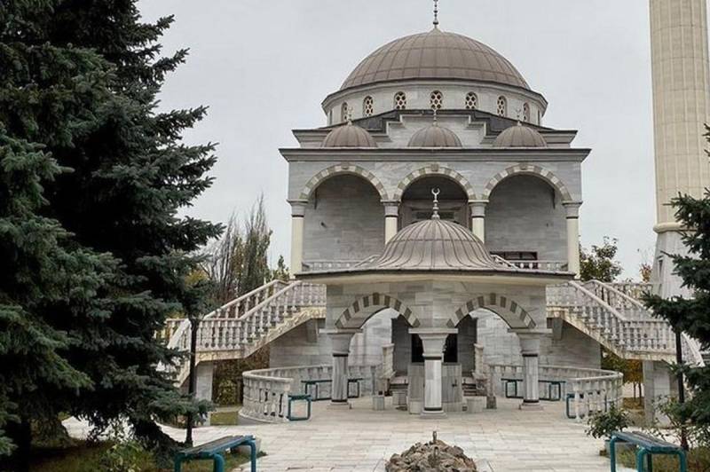 Conflicting reports of shelling at Mariupol mosque