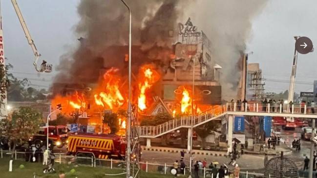 Fire guts several shops in Gulberg Lahore’s Pace plaza 