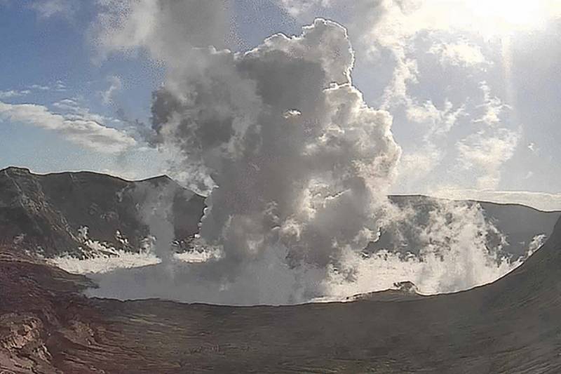 Thousands flee after Philippine volcano erupts