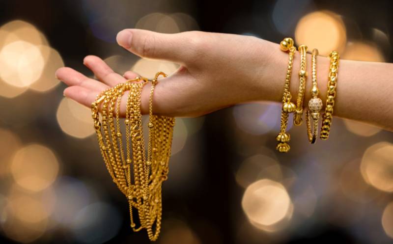 Gold price goes down by Rs900 per tola 