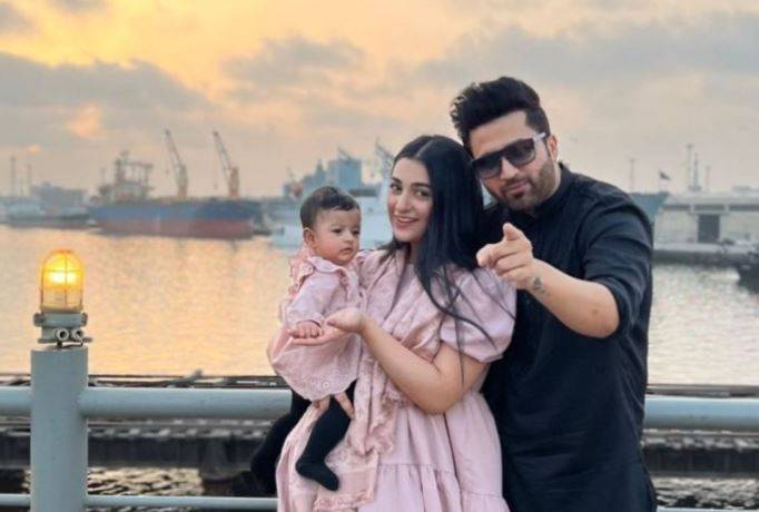 Sarah Khan, Falak Shabir feel the Seaview vibes 