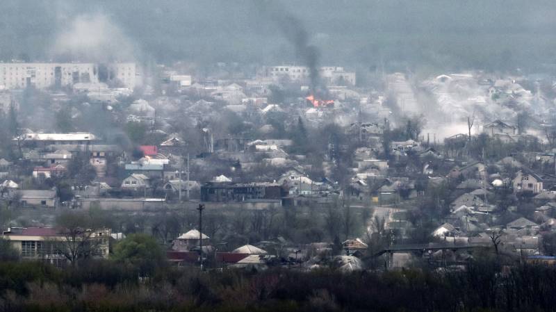 Air strikes hit western Ukraine as Russia forces mass in the east