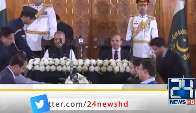 President Alvi gives in, administers oath to four new cabinet members