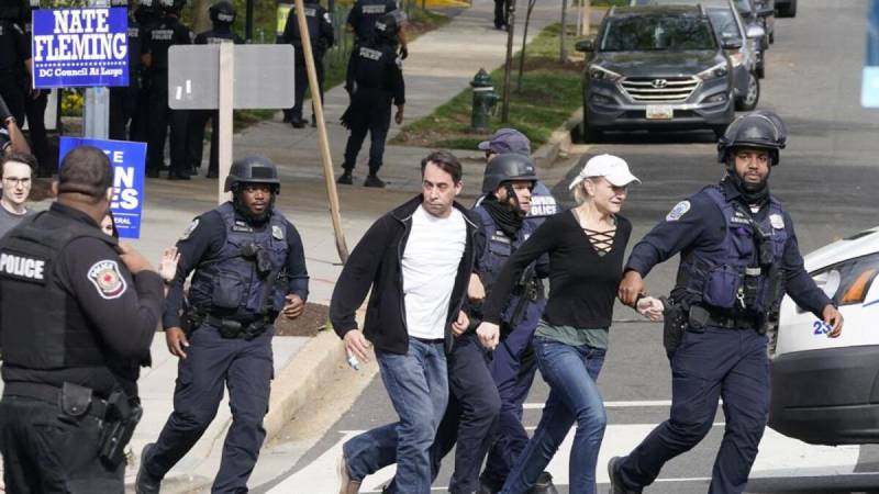Gunman found dead after four shot in Washington
