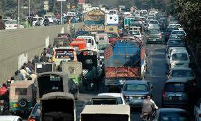 High-voltage wire falls, disrupts traffic at Lahore's FC College