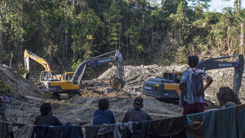 12 women killed by landslide in Indonesia gold mine