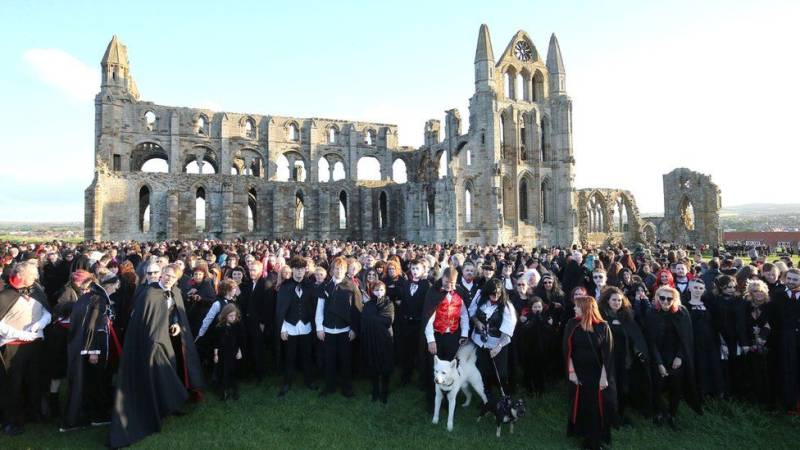 'Fang-tastic': Dracula fans in UK set new world record