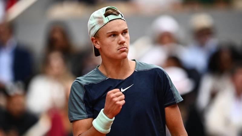 Teenager Rune shocks Tsitsipas to make French Open quarter-finals