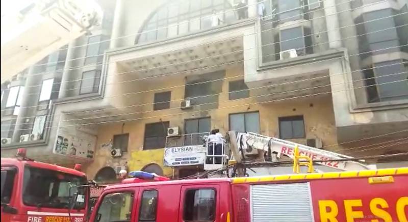 Man dies after fires breaks out in Lahore plaza