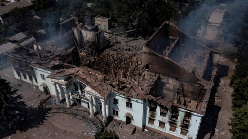 Deadly air strike hits Ukraine frontline city as it readies for street battle