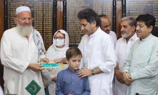 Families of ‘PTI martyrs’ get Rs10m 