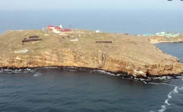 Ukraine army accuses Russia of firing phosphorus bombs on Snake Island