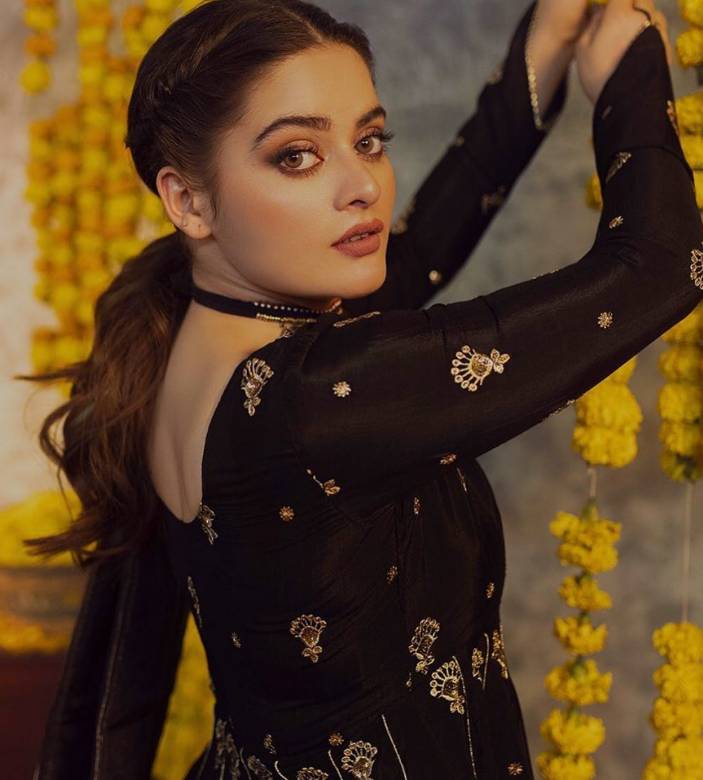 Minal Khan's new beach photo goes viral