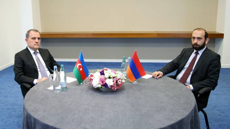 Armenia, Azerbaijan FMs hold first bilateral talks