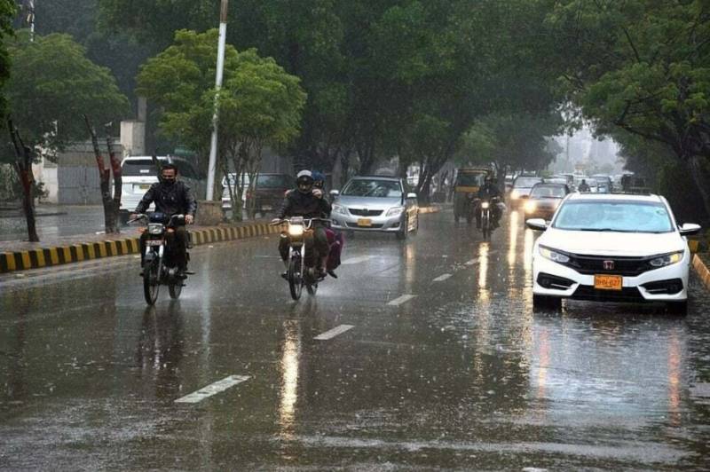 Many Karachi areas receive intermittent rain