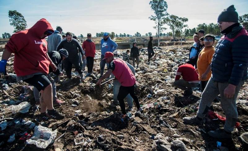 'Green madness' as dollars found at Argentina dump
