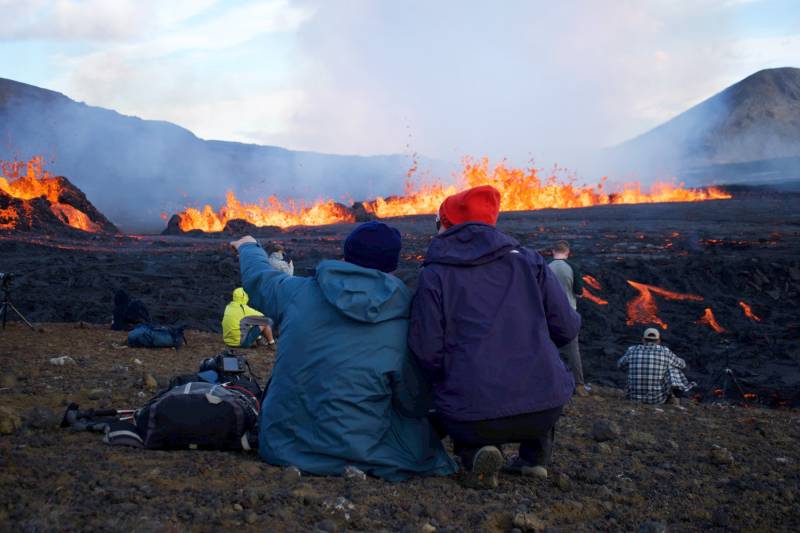 Spectators flock to Iceland volcano