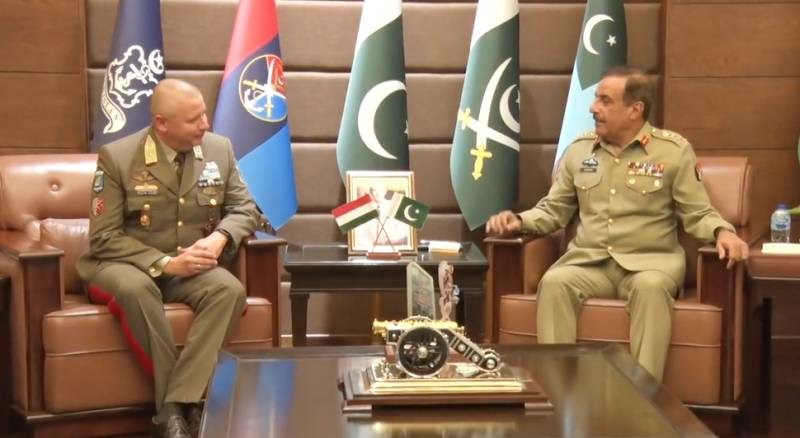 Hungarian Commander Lt Gen Romulusz calls on Gen Nadeem Raza