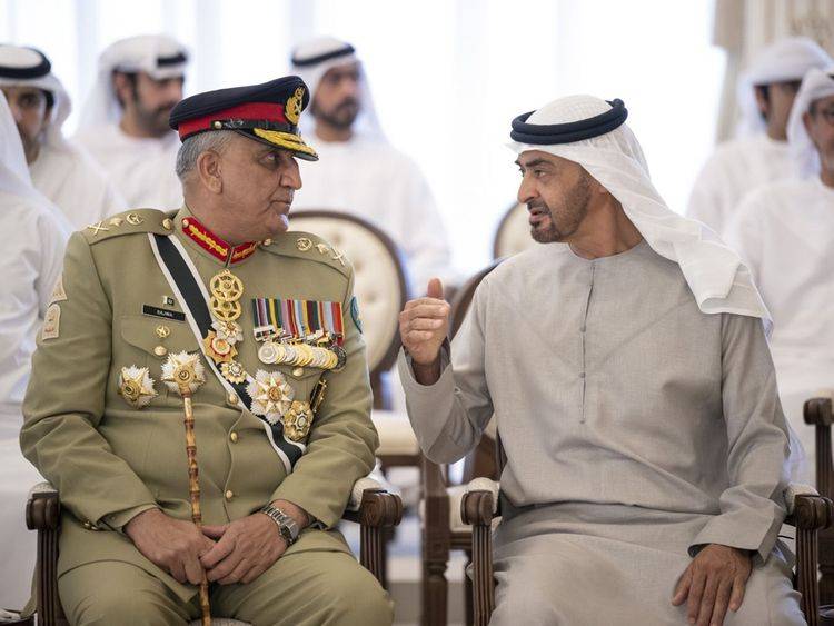 UAE President presents Order of the Union to Army Chief General Bajwa