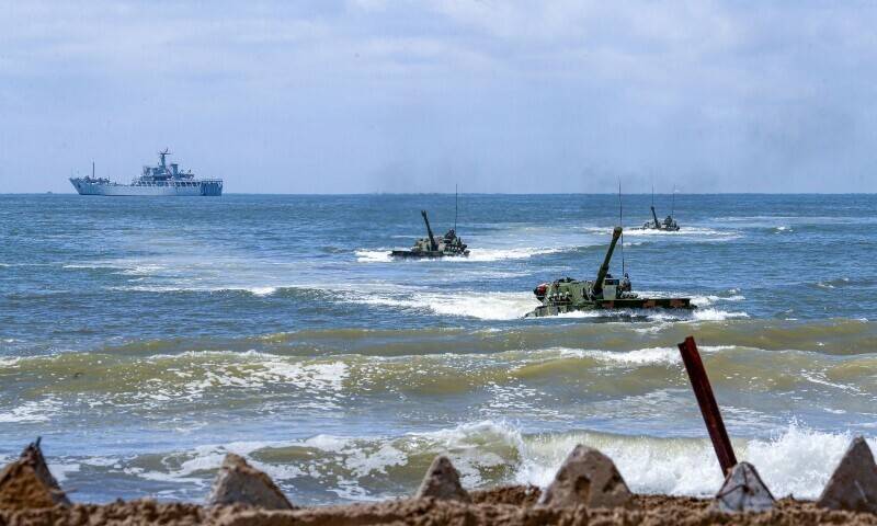 US governor visits Taiwan after China drills