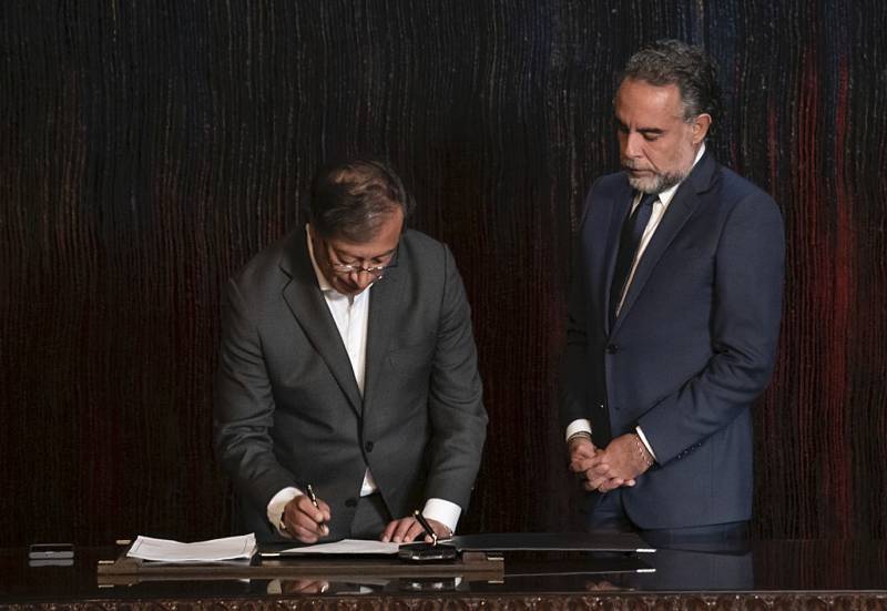 President Gustavo Petro (L) signs a decree appointing Mario Benedetti as the new ambassador to Venezuela, at Narino presidential palace in Bogota. AFP