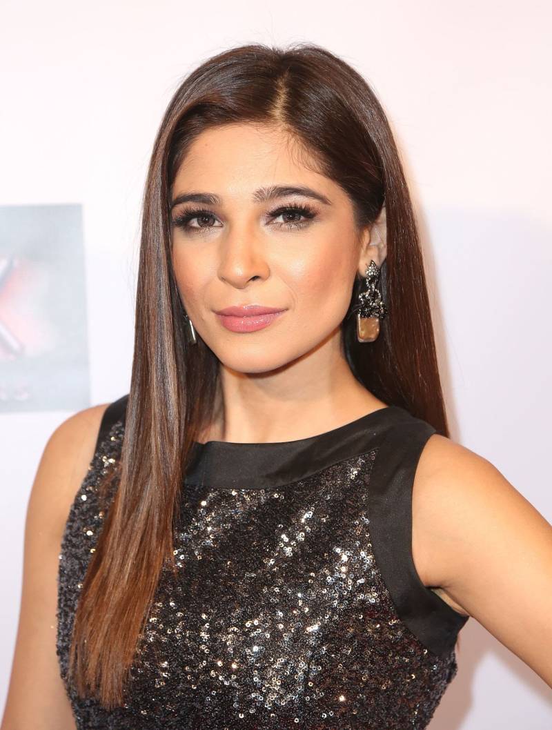 Ayesha Omar grooves to 'Kaho Ek Din' in street jam session, netizens impressed