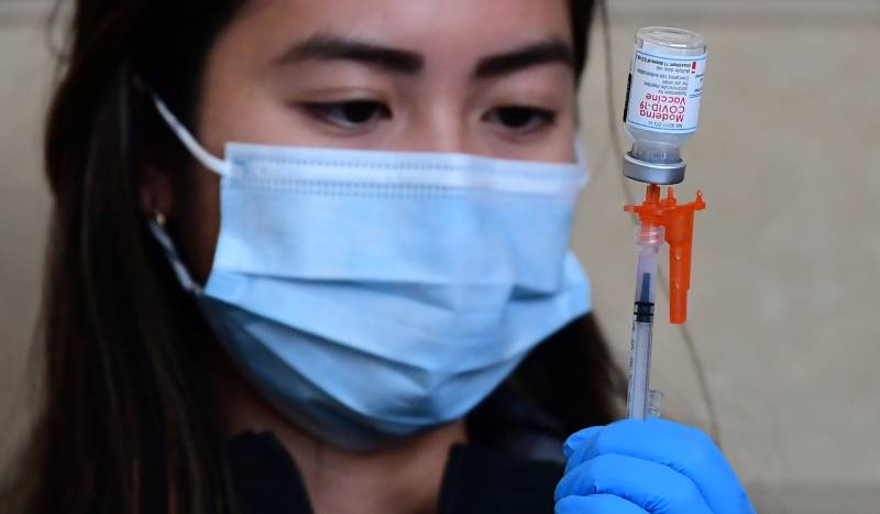 US approves updated Pfizer, Moderna shots targeting Omicron