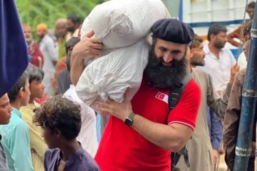 Selfless act of Ertugrul star melts hearts of many Pakistani fans