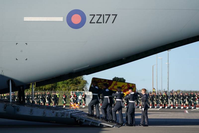Queen leaves Scotland for final time, bound for London