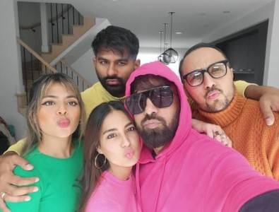 Iqra Aziz and Yasir Hussain’s fun days with friends in Canada