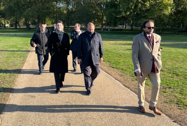 Nawaz Sharif, Maryam find morning joy on foot in London