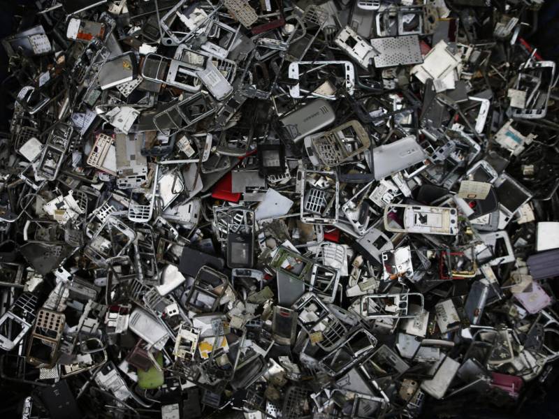 5.3 billion cell phones to become waste in 2022: report