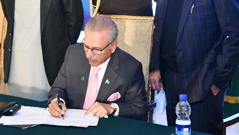 President Alvi approves three bills including import-export bill