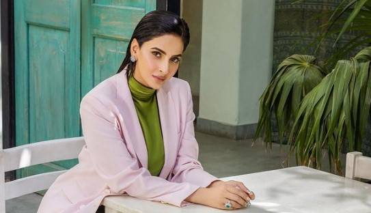 Saba Qamar has fun with Cheekh colleagues