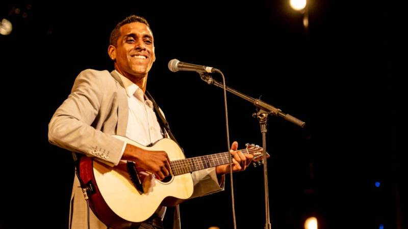 Singer dies on stage during performance in Paris Concert