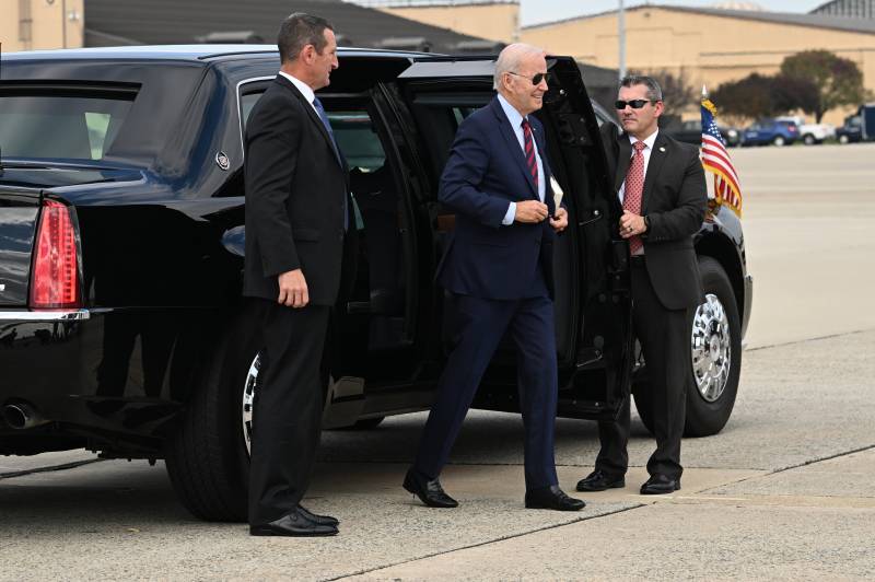 US President Joe Biden (C) walks to board Air Force One at Joint Base Andrews in Maryland on November 1, 2022.