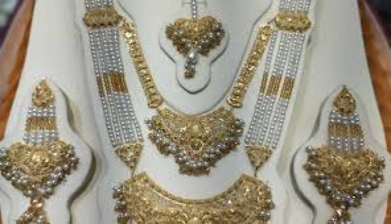 Gold prices fly to a historic high in Pakistan