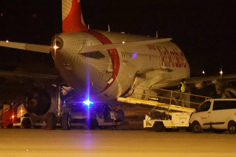 Spain hunts passengers who fled plane 'emergency landing'