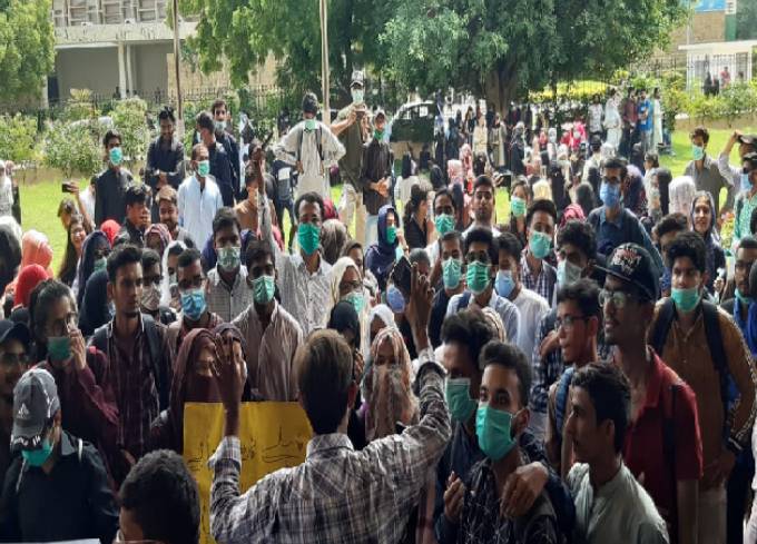 Students protest against orders of vacating college building in Karachi