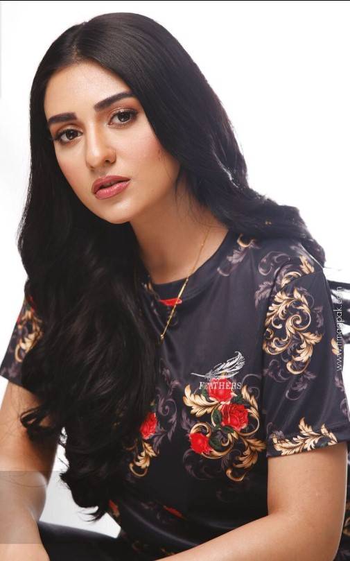  Sarah Khan aces the traditional look in her latest photos
